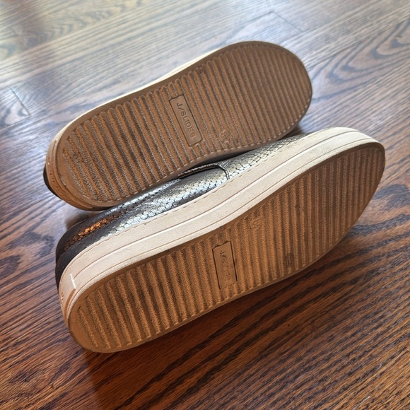 J Slides silver metallic snakeskin texture leather slip on sneakers. Size 8.5. - Picture 5 of 7